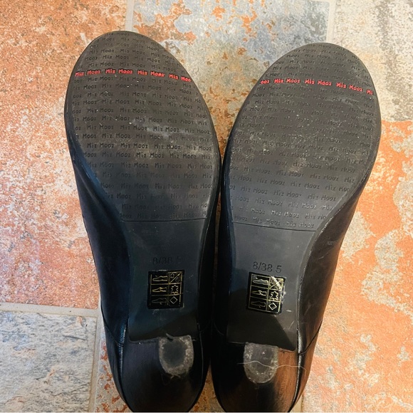 🎁Victorian Style Miz Mooz Leather Ankle Booties with Decorative Buttons! - Picture 16 of 16